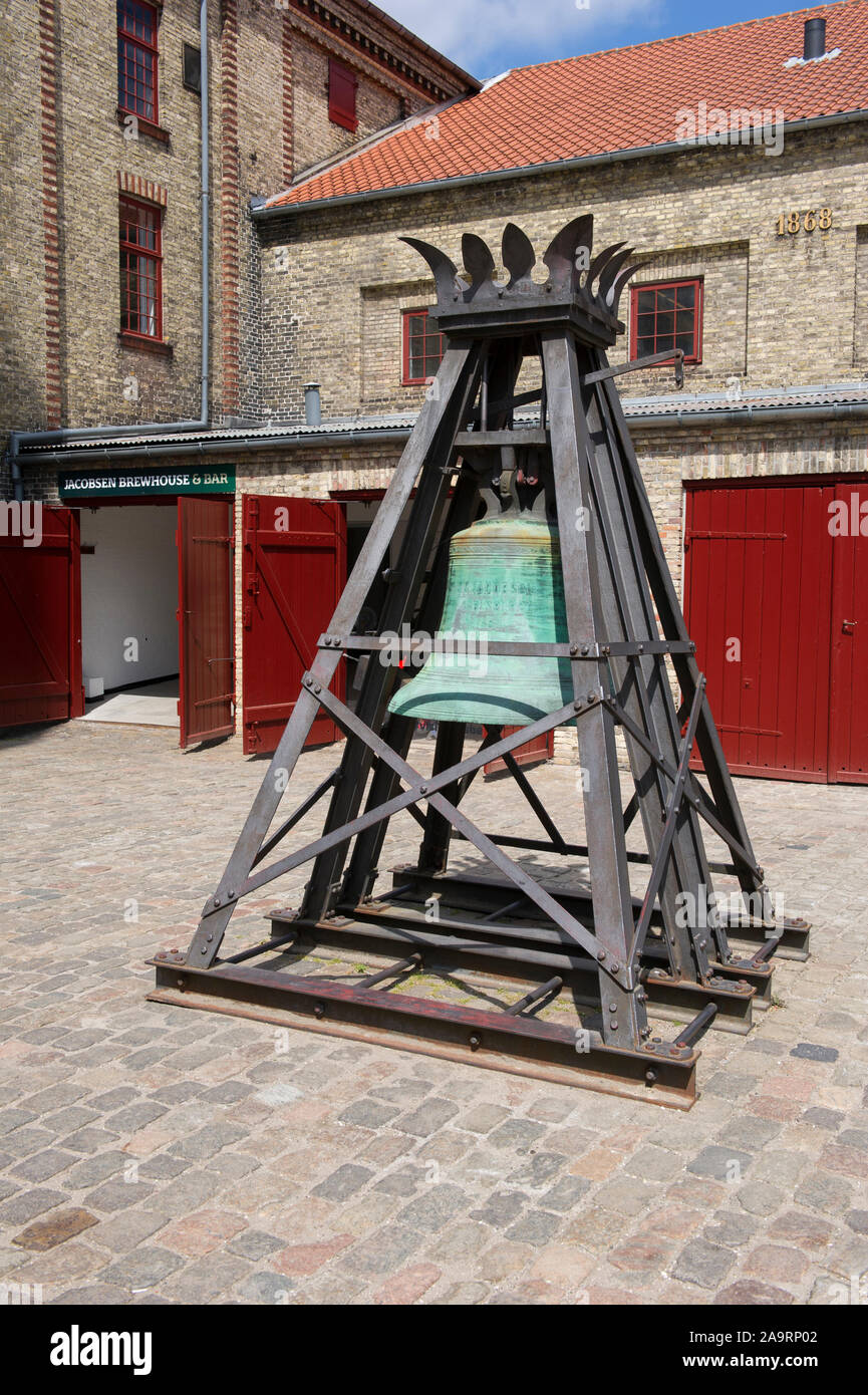 Eine alte Glocke in der Mitte des Hofes an der Brauerei Carlsberg, Kopenhagen, Dänemark Stockfoto