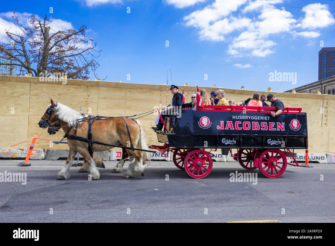 Besucher in eine von Pferden gezogene Wagen verlassen Brauerei Carlsberg, Kopenhagen, Dänemark Stockfoto