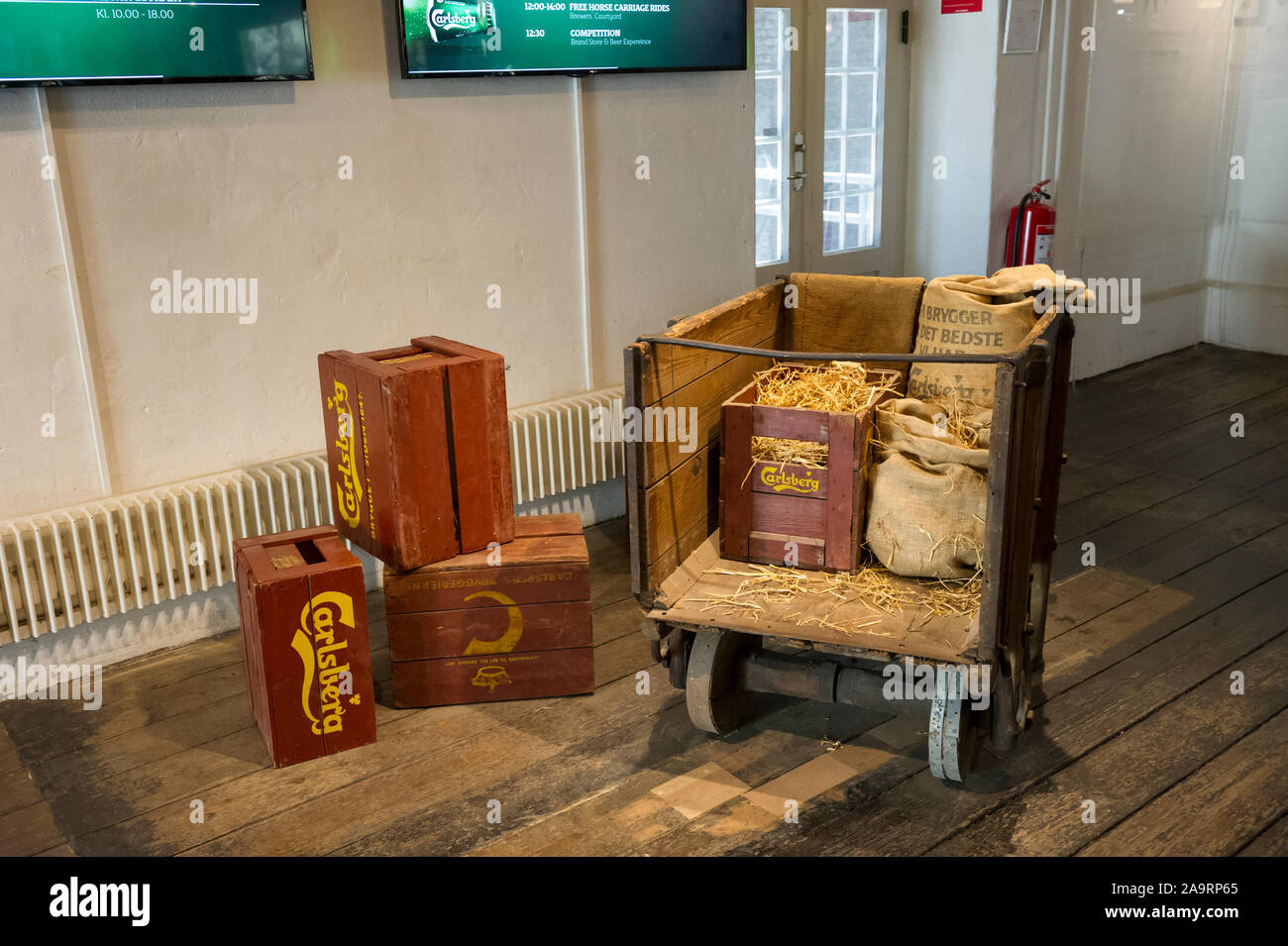 Fälle von Carlsberg und andere Elemente, die auf der Carlsberg Museum, Carlsberg Brauerei, Kopenhagen, Dänemark Stockfoto