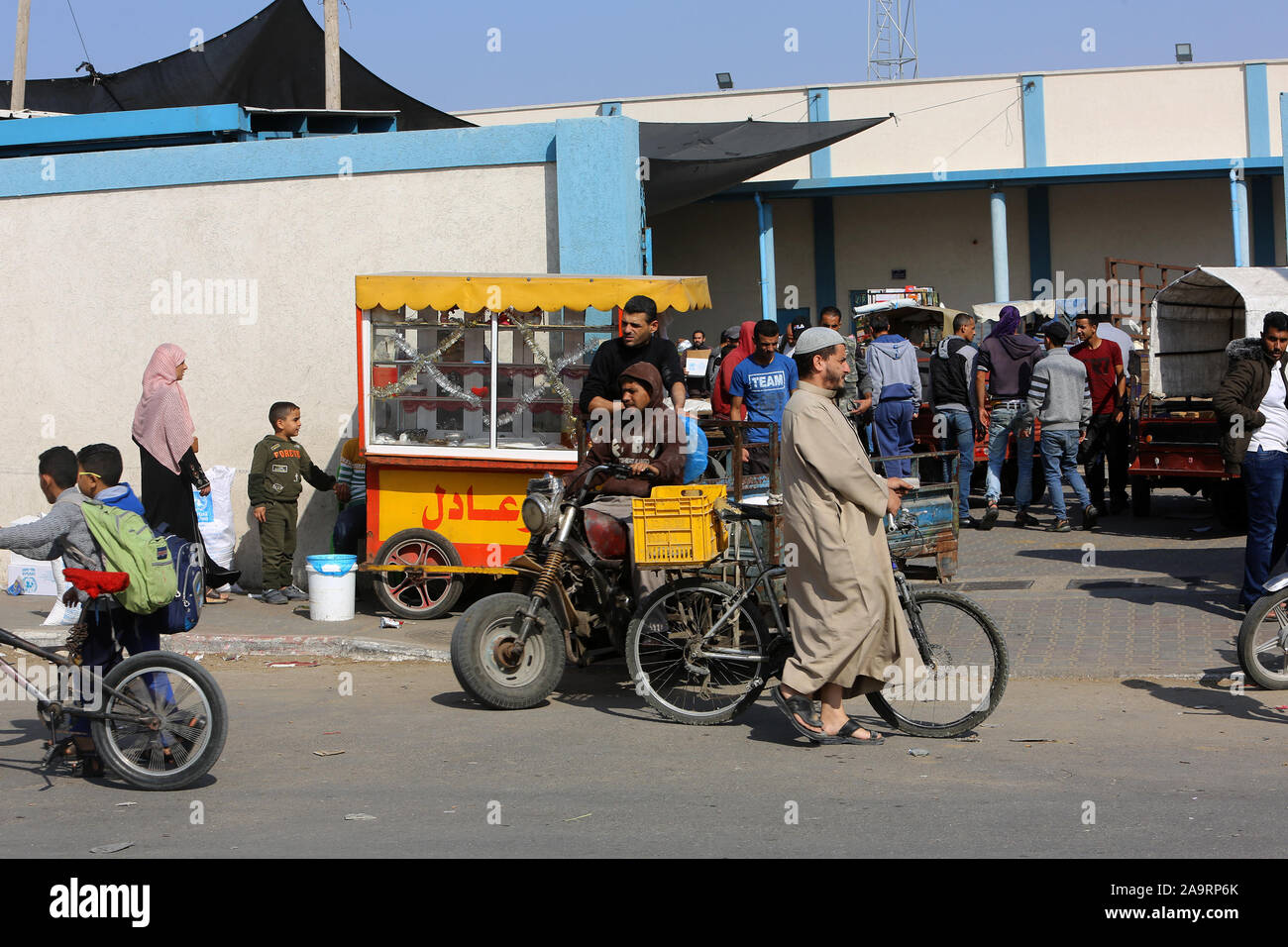 Palästinenser erhalten das Essen auf die Hilfe der UN-Hilfswerk im Gazastreifen, am 17.November 2019. Foto von Abed Rahim Khatib/Alamy Stockfoto