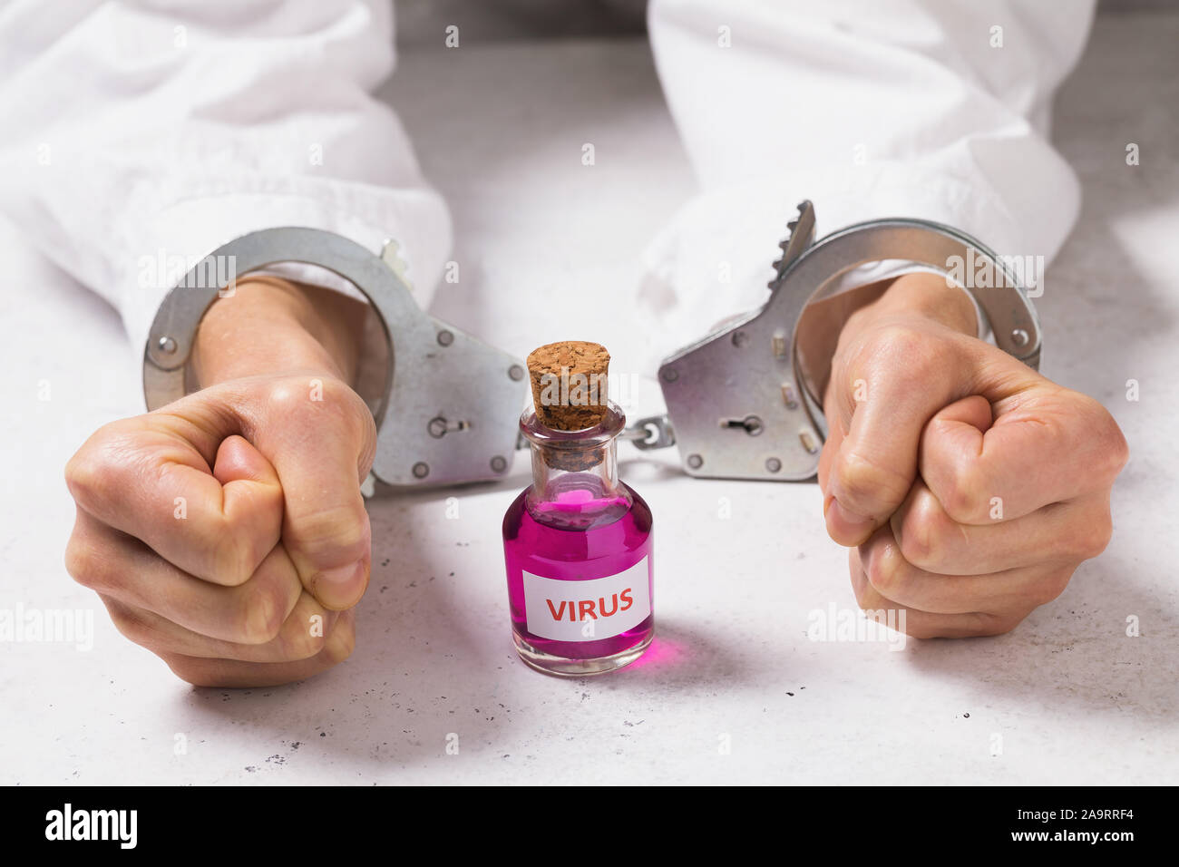 Handschellen Arzt. Bestrafung für die illegale Produktion von giftigen Substanzen Stockfoto