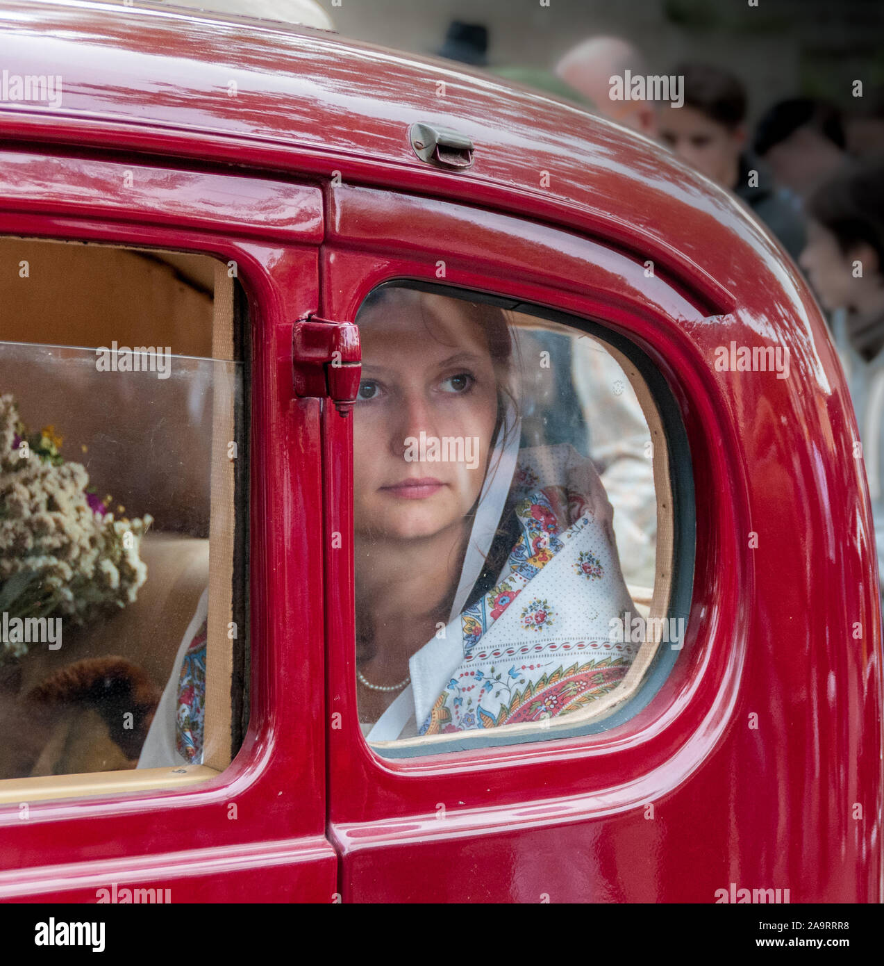 Mädchen in Vintage Kleidung im alten Auto. Tag des Denkmals, Frankreich. Stockfoto