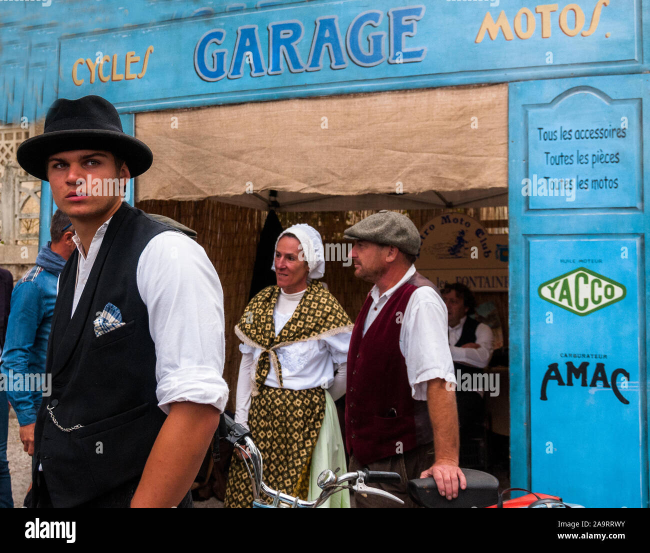 Paar & junge Mann außerhalb Oldtimer Garage. Tag des offenen Denkmals in Frankreich. Stockfoto