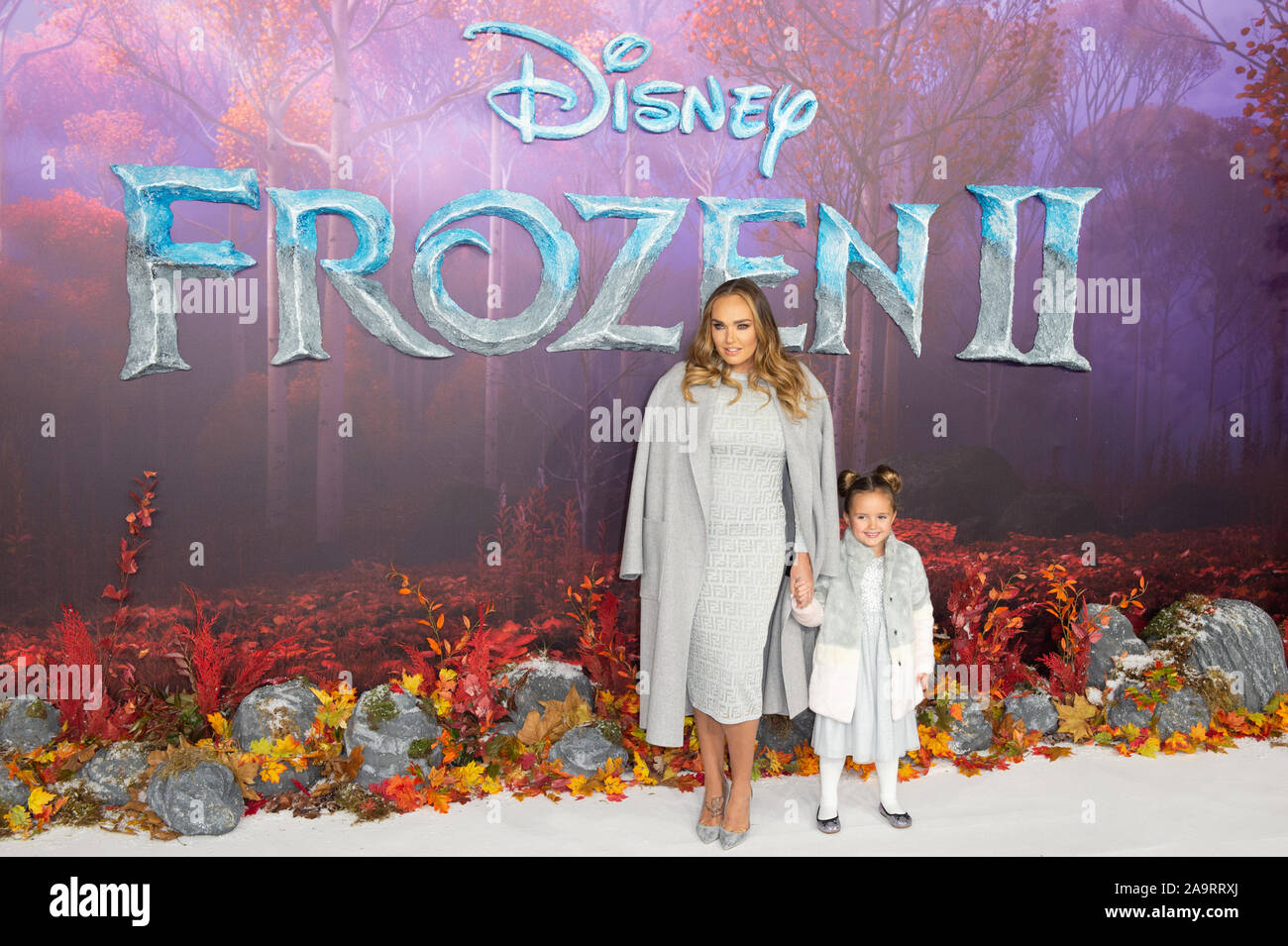 London, Großbritannien. 17. November 2019. Tamara Ecclestone und Sophia Ecclestone-Rutland besucht die "eingefrorenen" 2 "Europäische Premiere am BFI Southbank statt. Credit: Peter Manning/Alamy leben Nachrichten Stockfoto