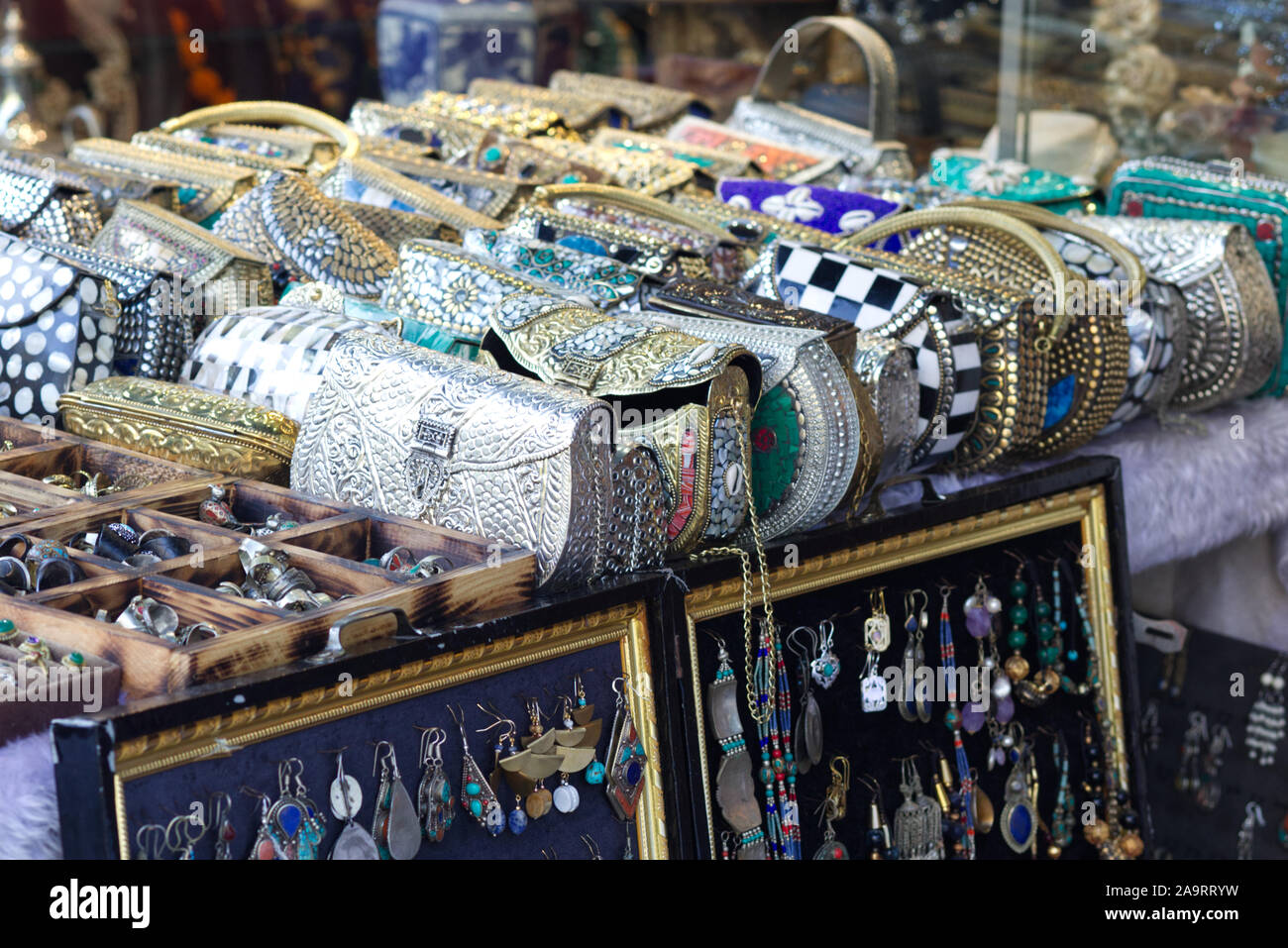 Schmuck und Handtasche auf der Portobello Road London Abschaltdruck Stockfoto