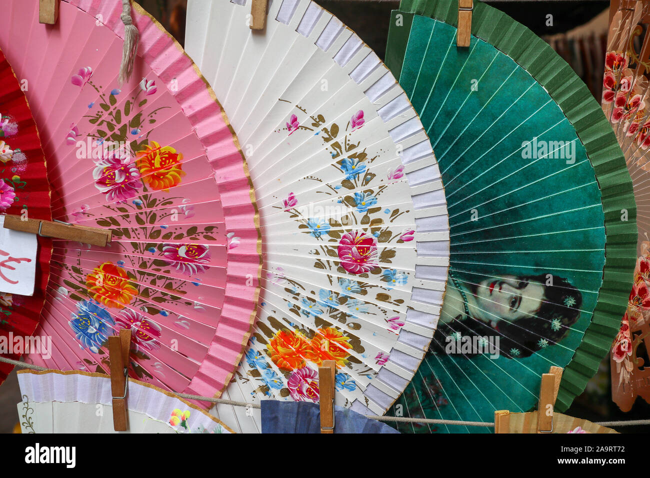 Farbenfroh und modische Fans bei den Straßenverkäufern in ispaya Stockfoto