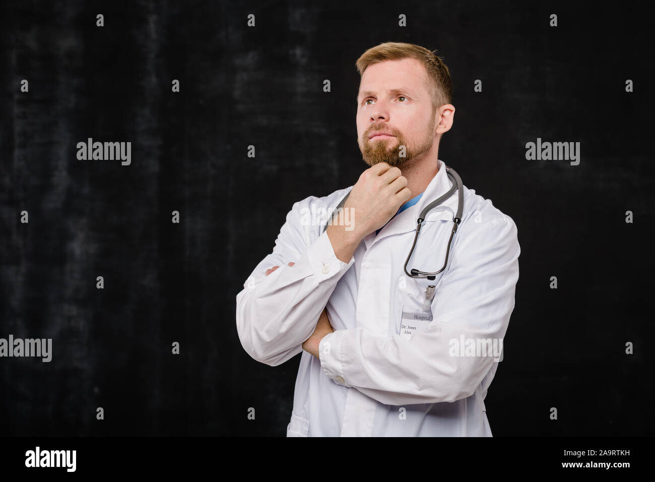 Junge Bartgeier Kliniker mit nachdenklichen Ausdruck steht in der Isolation Stockfoto