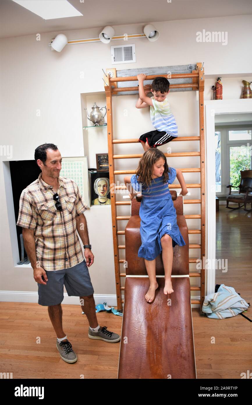 40 Jahre alten Vater mit Sohn und Tochter spielen und lernen zu Hause Trainingsgeräte für Spaß und pädagogische Fähigkeiten Stockfoto