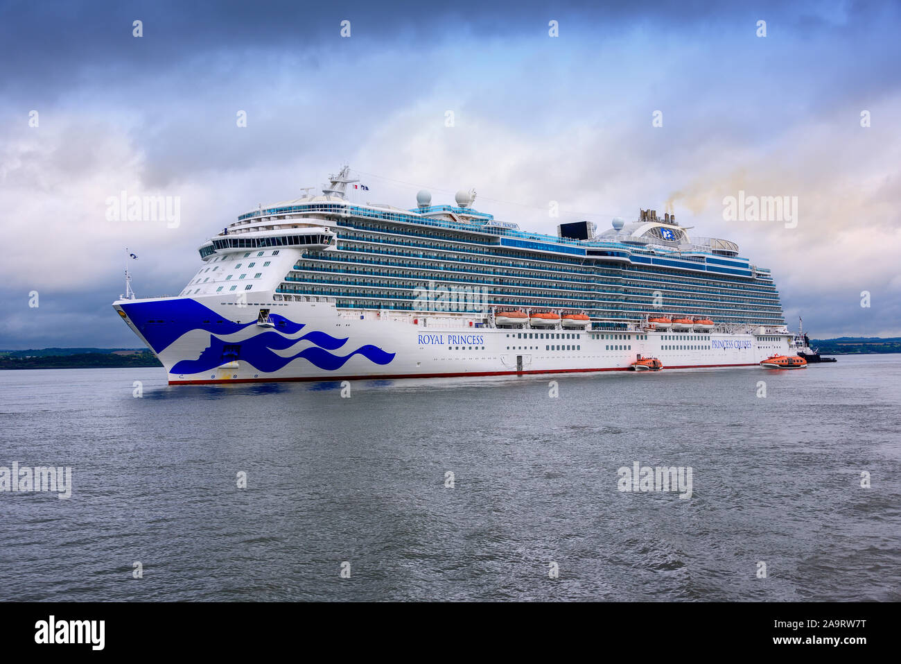 South Queensferry, Schottland - August 14, 2018: Princess Kreuzfahrtschiff, die königliche Prinzessin, in dem Firth-of-Forth verankert Passagiere zu transportieren. Stockfoto