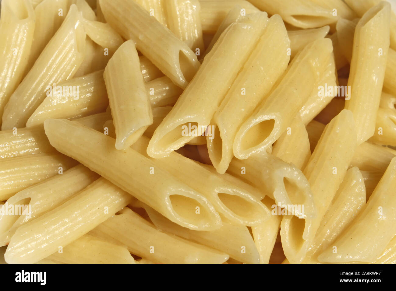 Gekochte plain Pasta close up als Zutat vor der Vorbereitung verschiedene Gerichte Stockfoto