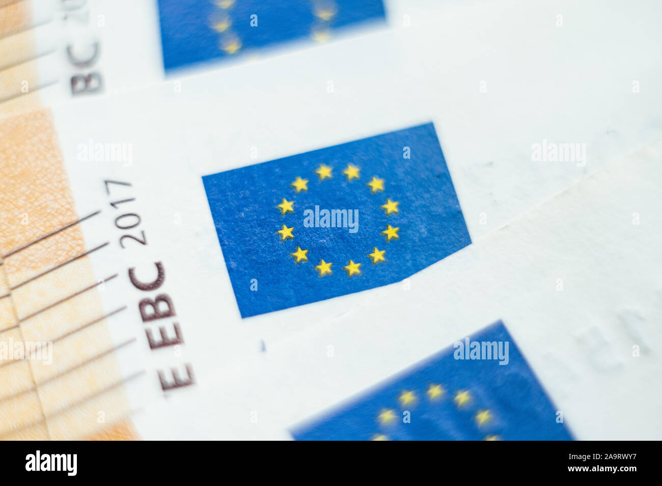Brüssel, Belgien - November 2019: Makro Nahaufnahme der Europäischen Union 50 Euro Banknote. EU-Flagge im Fokus Stockfoto
