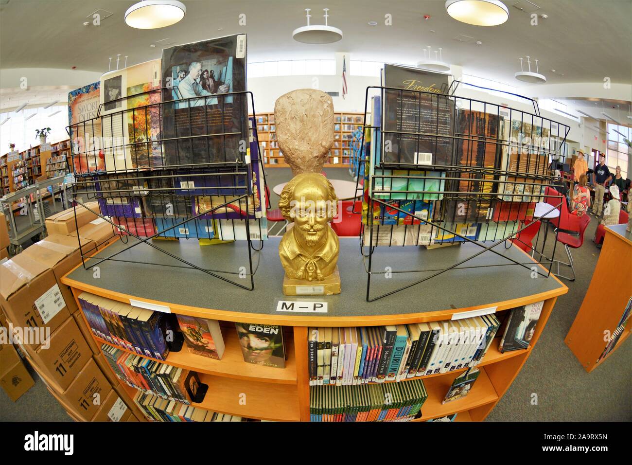 Neue Bücher in Boxen in Kalifornien High School Ankunft in Bereit für den Beginn des Schuljahres für die Schüler für Mathe, Lit, Gesellschaft, Kunst, Sozialkunde Stockfoto