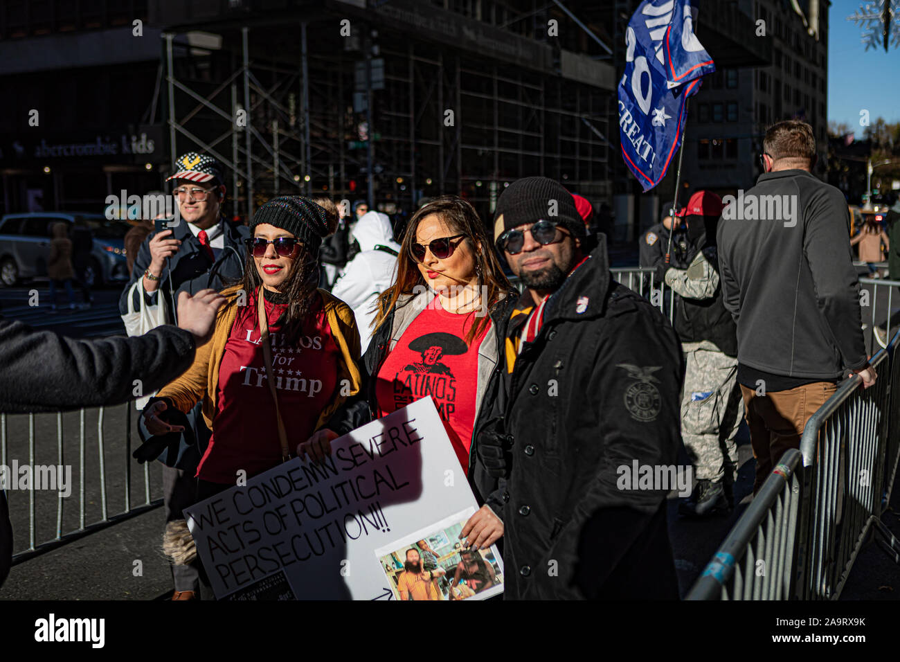 Am 16. November 2019, etwa 200 antifaschistischen Demonstranten überfordert, eine armselige Stolz jungen Rallye in der Nähe von Trump Tower in New York City. Die Rallye war bestimmt stolz Junge Opposition zu zwei ihrer Mitglieder zu Voice verurteilt zu 4 Jahren Haft für die Teilnahme an einem 2018 Angriff auf antifaschisten Außerhalb der großstädtischen Republikanischen Club in Manhattan (Foto von MIchael Nigro/Pacific Press) Stockfoto