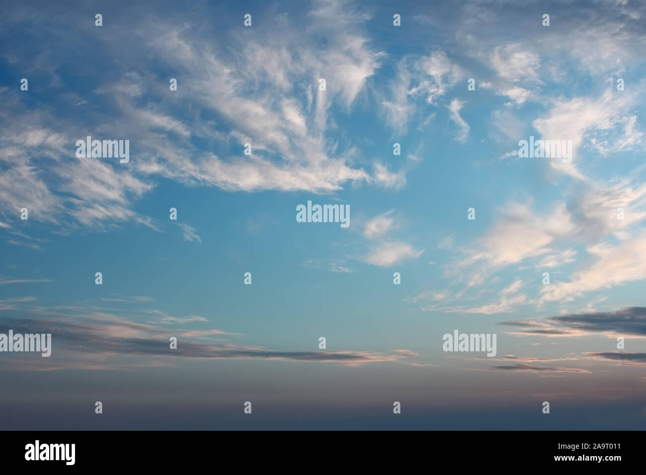 Himmel, schöne cloudscape der Helle und dunkle Wolken vor blauem Himmel nach Sonnenuntergang Stockfoto