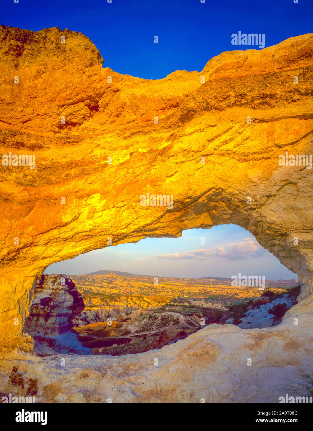 Natrual arch framing Kappadokien, Nationalpark Göreme, Türkei, Cappadoccia Region, vulkanischen Ablagerungen in der Nähe von Göreme Stockfoto
