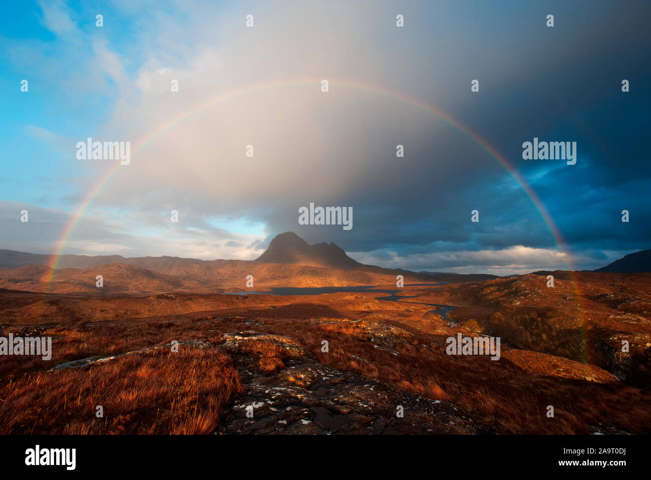 Dramatische Regenbogen über Berg Suilven, Assynt, Highlands Stockfoto
