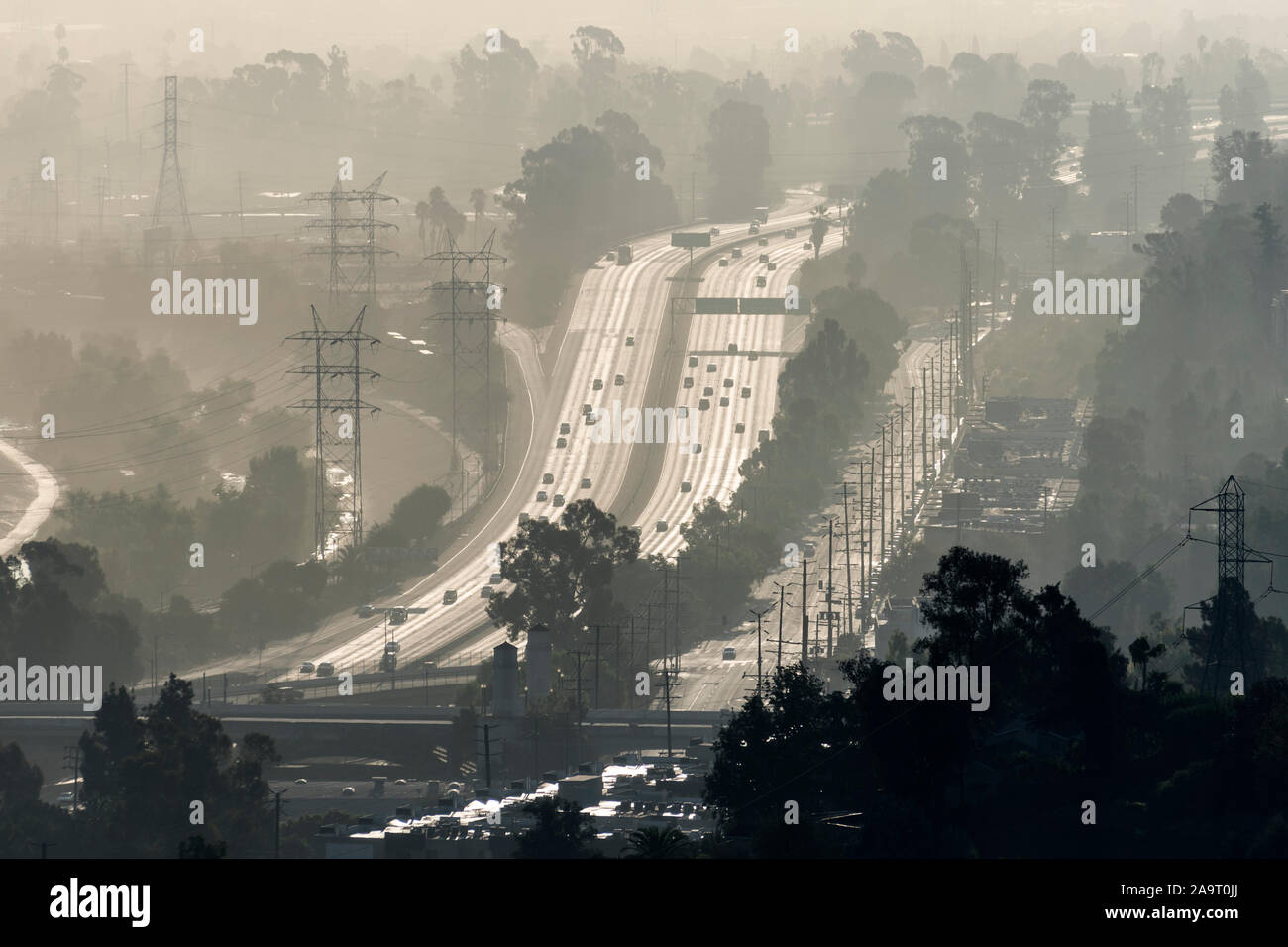 Hazy smoggy Blick auf die 5 Freeway in der Nähe des Riverside Drive, Griffith Park und der Los Angeles River in Südkalifornien. Stockfoto