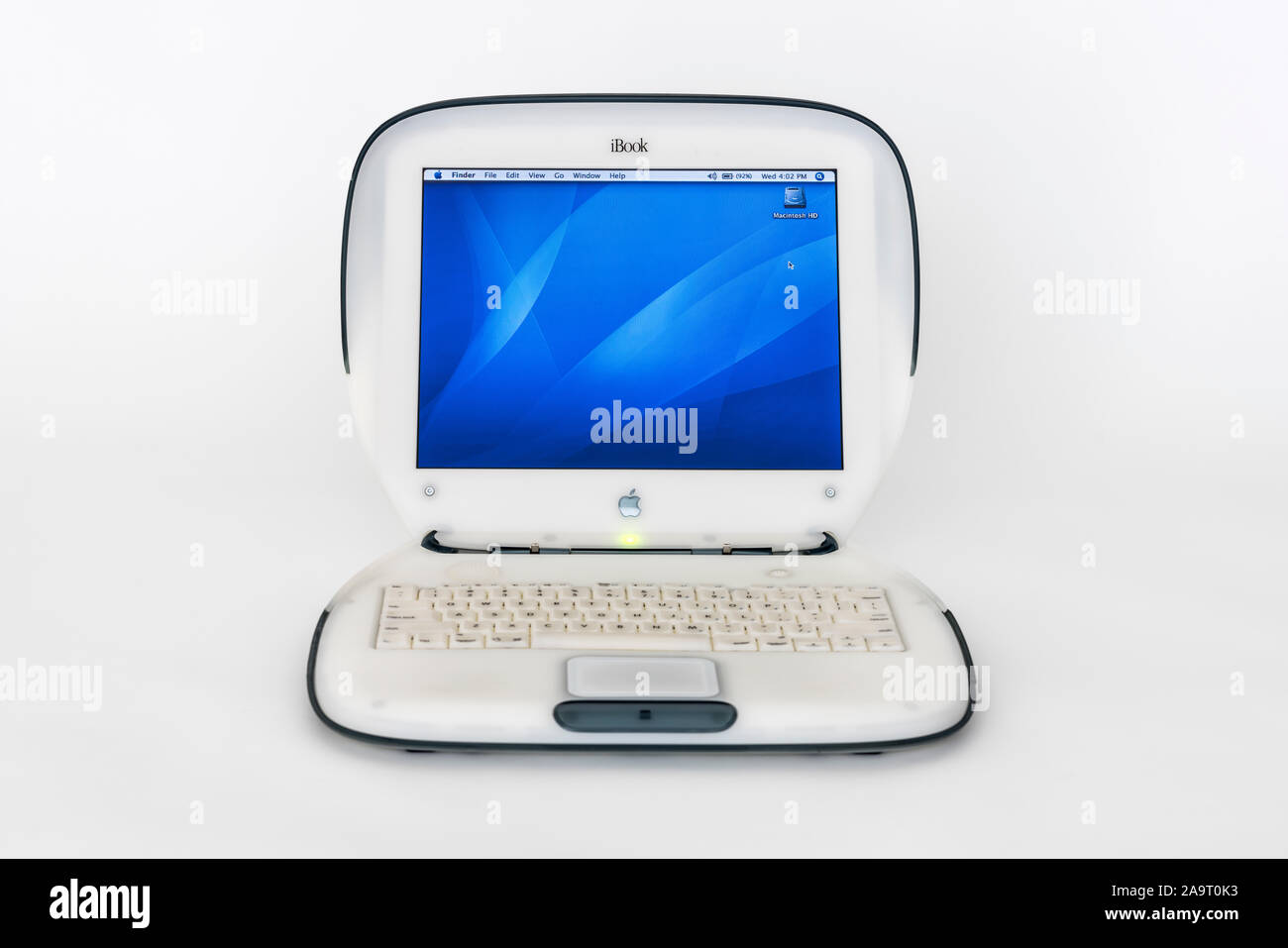 Los Angeles, Kalifornien, USA - November 6, 2019: Illustrative editorial Foto des alten Apple iBook clamshell Stil Laptop das war ma Stockfoto