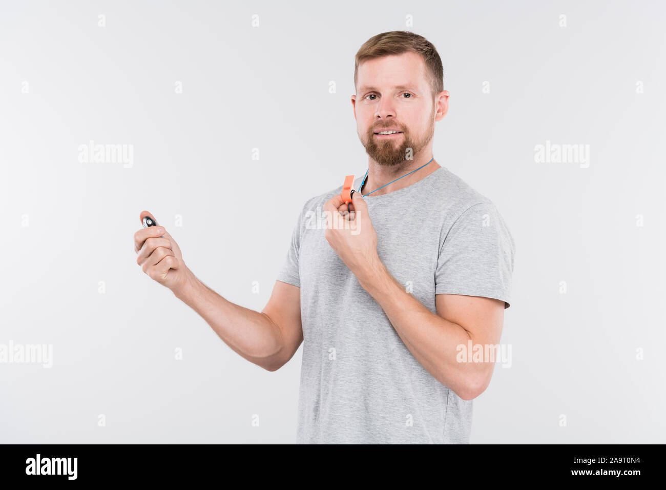 Junge Sport Trainer oder Schiedsrichter mit Pfiff an Suchen Sie Bärtigen Stockfoto