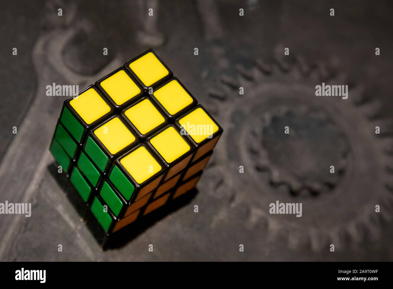 Rubik's Cube auf dem schwarzen Hintergrund Stockfoto