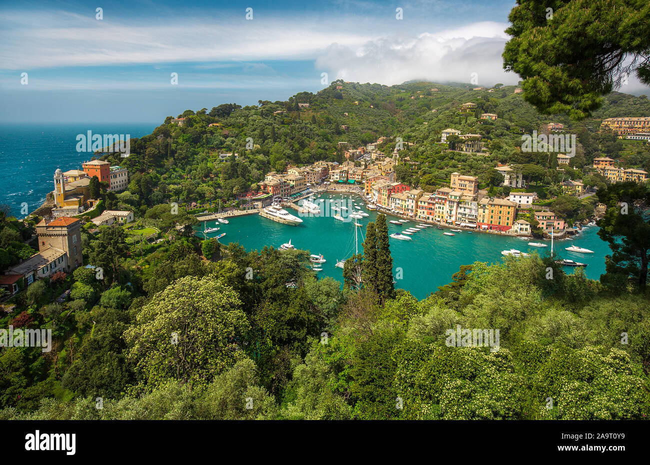 Panorama von Portofino Stadt mit bunten Häusern und Villen, das Meer und den Hafen Bucht mit Fischerboote und luxuriöse Yachten auf Italienische Riviera in Ligurien, Stockfoto