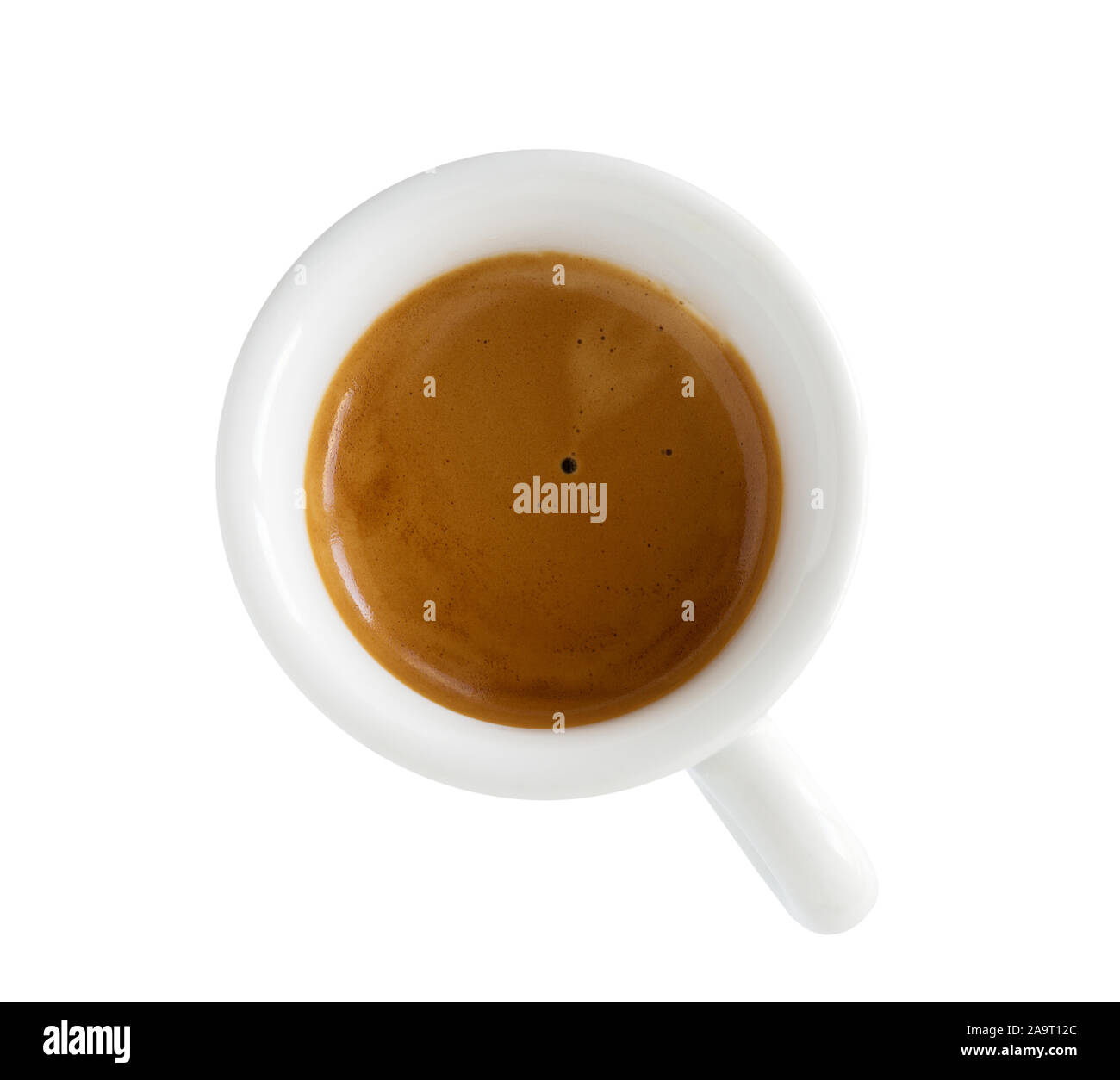 Die close-up weiß Kaffeetasse mit Espresso, auf weißem Hintergrund. Ansicht von oben. Stockfoto