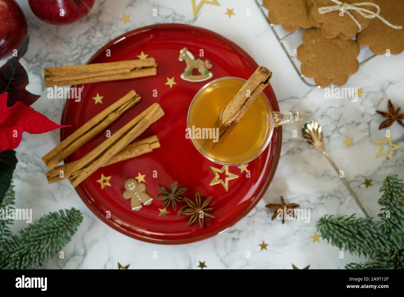 Essen Fotografie von einem Marmortisch top mit Chic stilvoll in rot-gold eingerichtete Chistmas cookies und Gewürze Stockfoto
