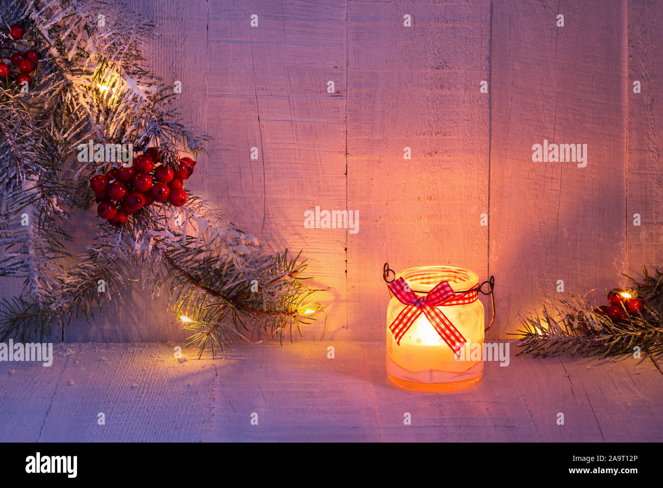 Weihnachten Laterne und Niederlassungen mit Weihnachtsschmuck auf rustikalen Holzmöbeln Hintergrund in der Dämmerung Fichte. Getönten Bild. Stockfoto
