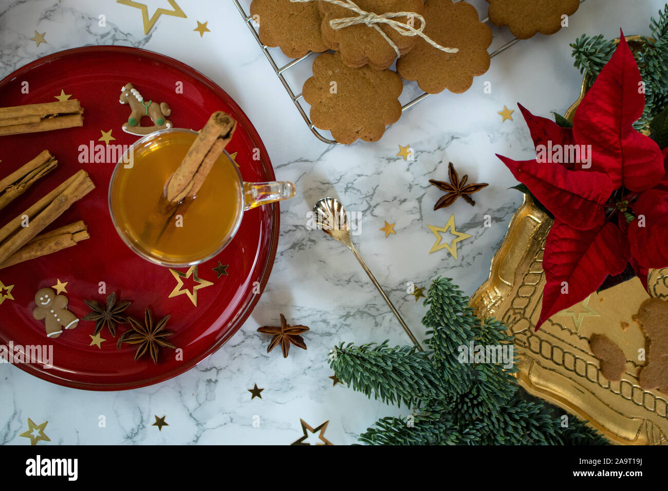 Essen Fotografie von einem Marmortisch top mit Chic stilvoll in rot-gold eingerichtete Chistmas cookies und Gewürze Stockfoto