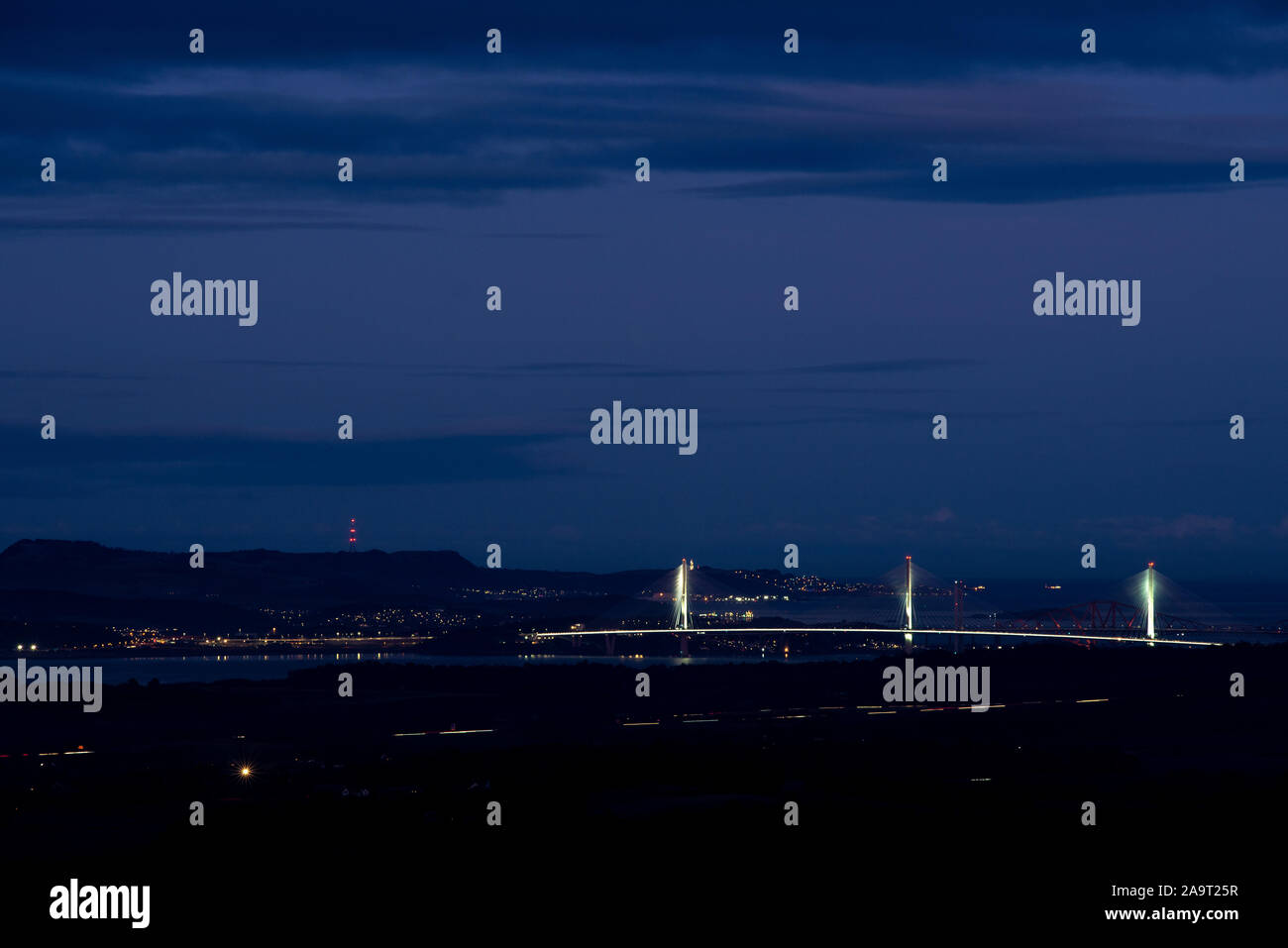 Queensferry Überfahrt von der Bathgate Hills bei Nacht Stockfoto