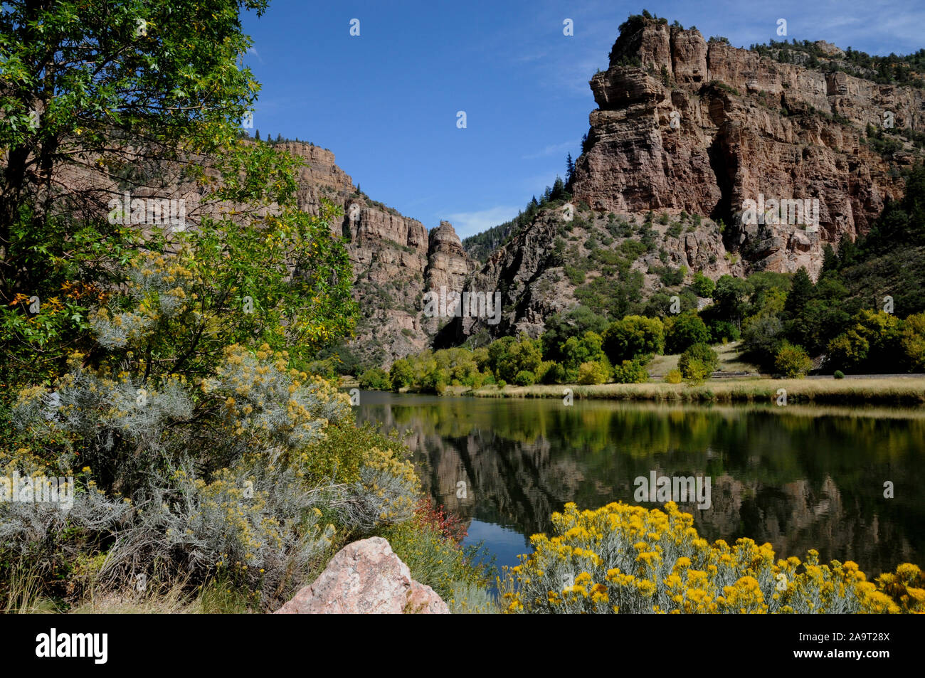 Der Colorado River bei Glenwood Canyon in der Nähe von der berühmten Hängenden Lake Trail Head. Stockfoto