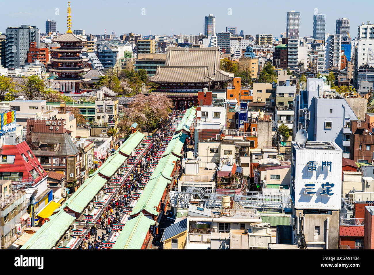 Tokio. Schrein und Sensoji-Tempel in Asakusa und Pagode am Ende der Nakamise, einem überfüllten souvenir Shopping Straße, die zu dem zweiten Tor, Hozomon Stockfoto