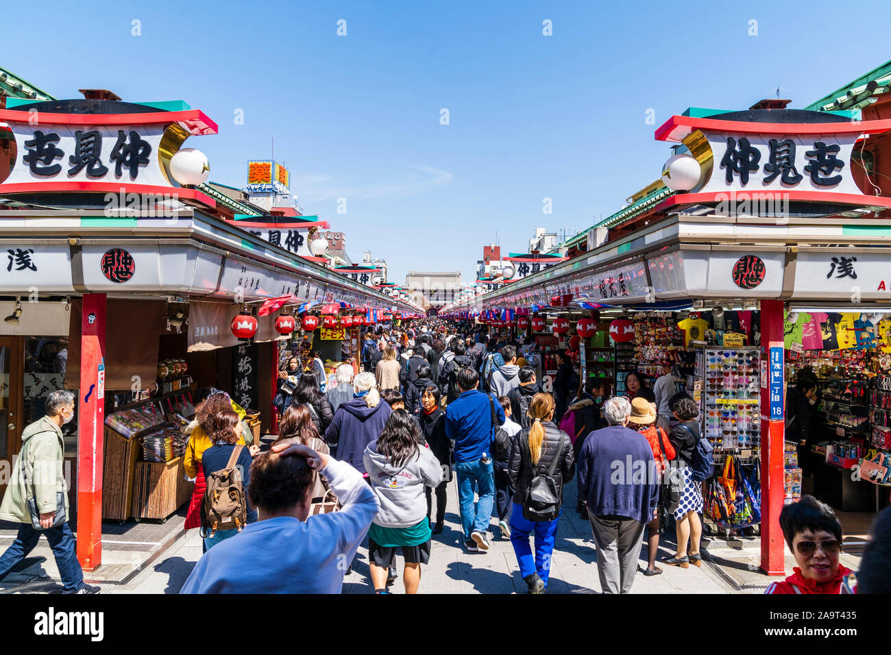 Tokio, Schrein und Sensoji-Tempel in Asakusa. Beginn der Nakamise Einkaufsstraße mit Souvenir die Pforte des Tempels, die am Ende der Straße voll mit Touristen. Stockfoto