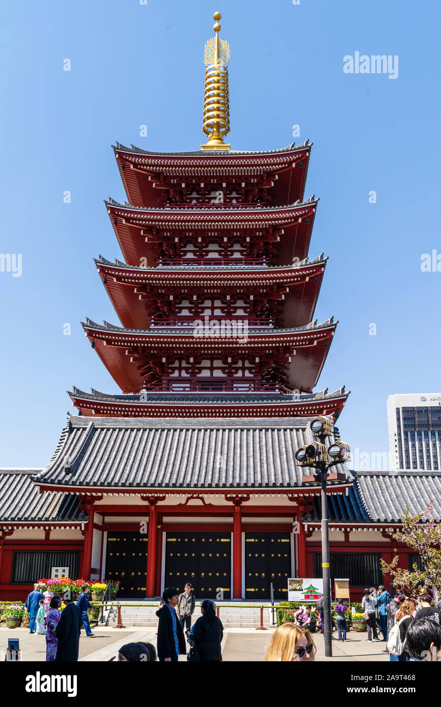 Tokio, den beliebten Schrein und Sensoji-Tempel in Asakusa. Das fünfstöckige Pagode, die zweitgrößte in Japan. Tagsüber Szene mit klaren blauen Himmel. Stockfoto
