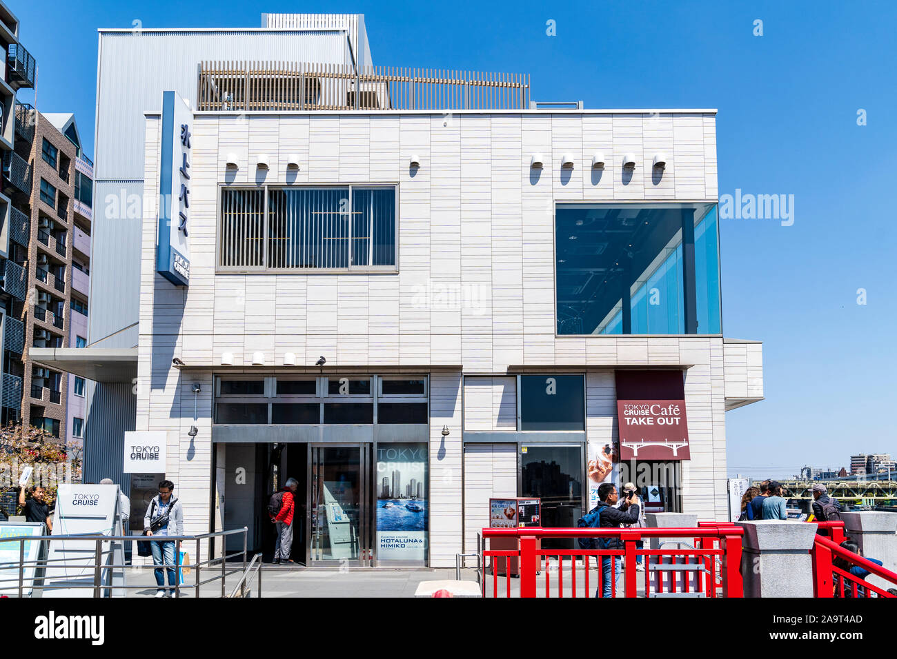 Tokio Asakusa. Tokio Kreuzfahrt und Cafe, modernes Gebäude. Flusskreuzfahrten Booking office, wenig Touristen vor dem Gebäude. Strahlend blauer Himmel. Stockfoto