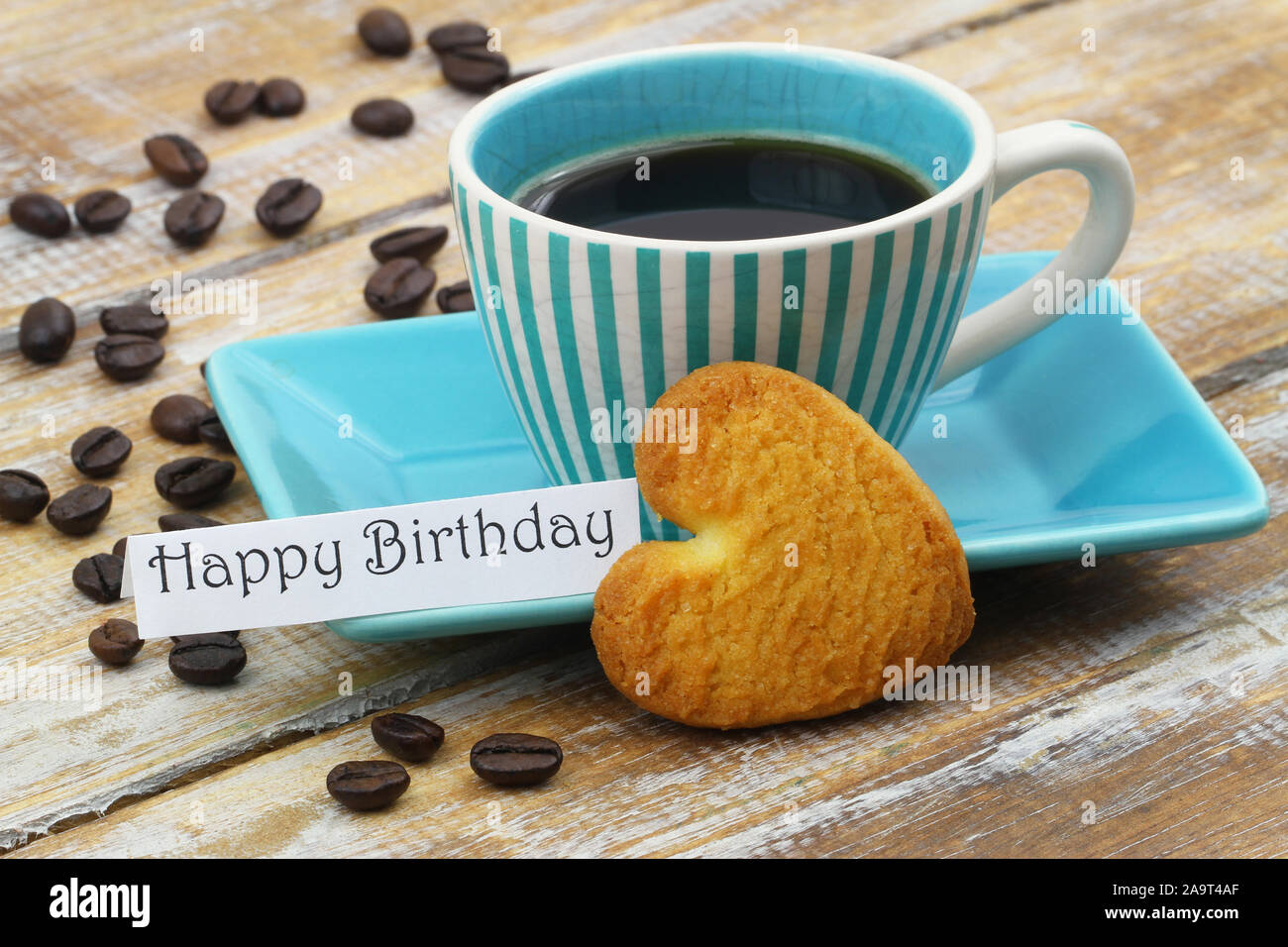 Happy birthday Karte mit Tasse Kaffee und herzförmige Plätzchen auf Holz- Oberfläche Stockfoto