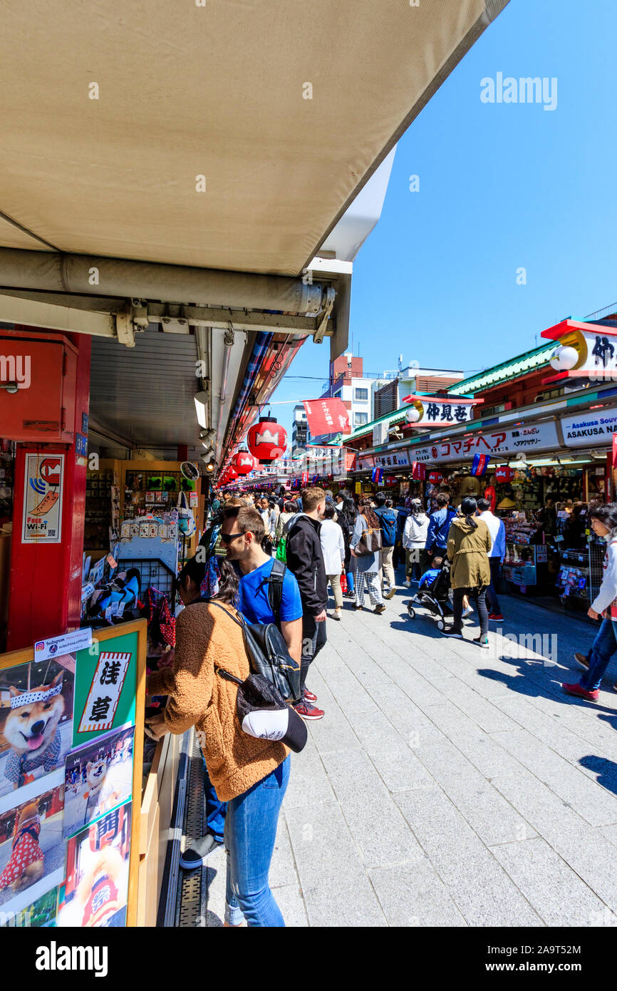 Tokio, Schrein und Sensoji-Tempel in Asakusa. Souvenir Nakamise Einkaufsstraße mit Menschen und Touristen vorbei gehen Essen und Souvenirläden, blauer Himmel. Stockfoto