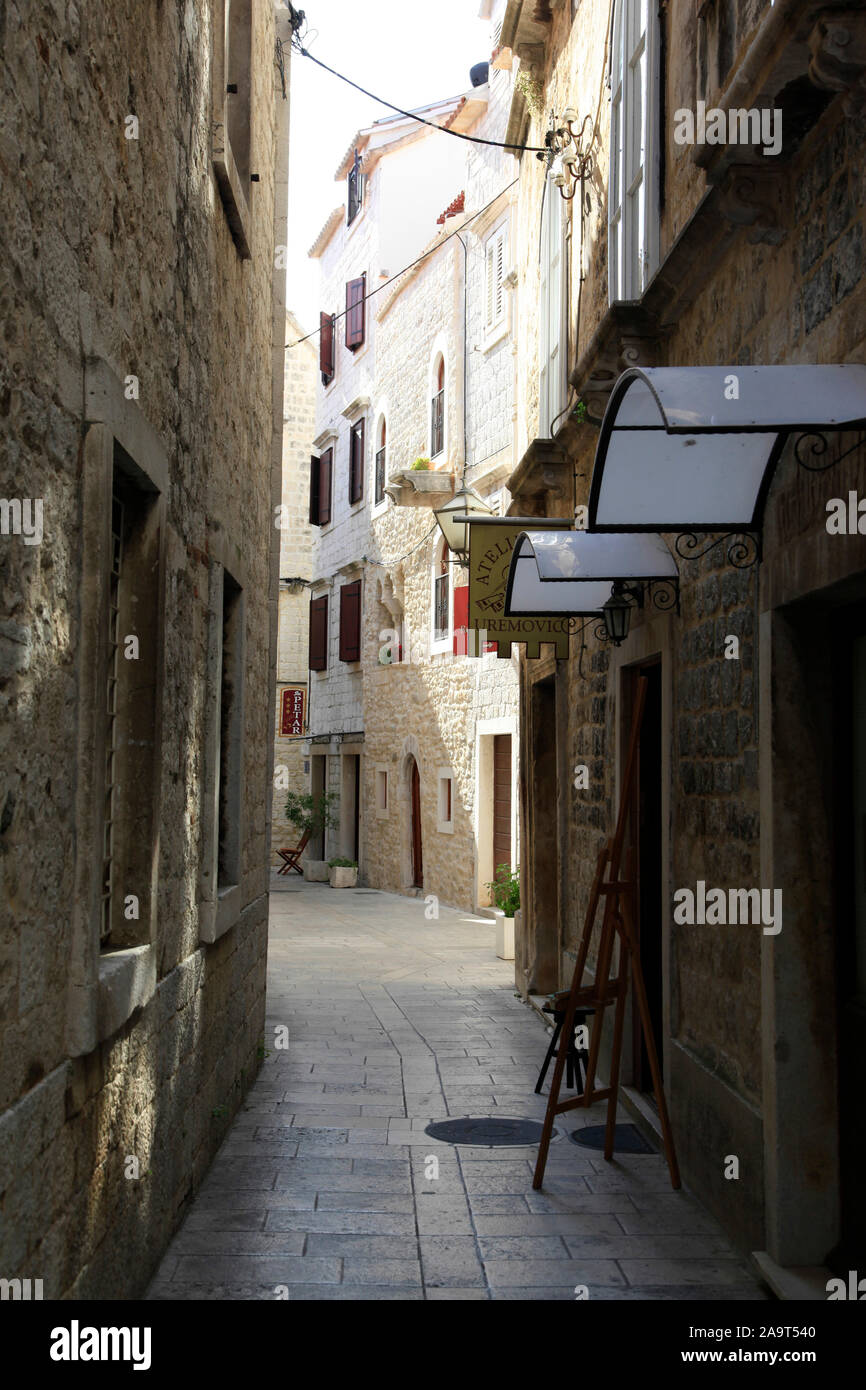 Enge kleine Straße in der Altstadt von Trogir, UNESCO Weltkulturerbe, Kroatien Stockfoto