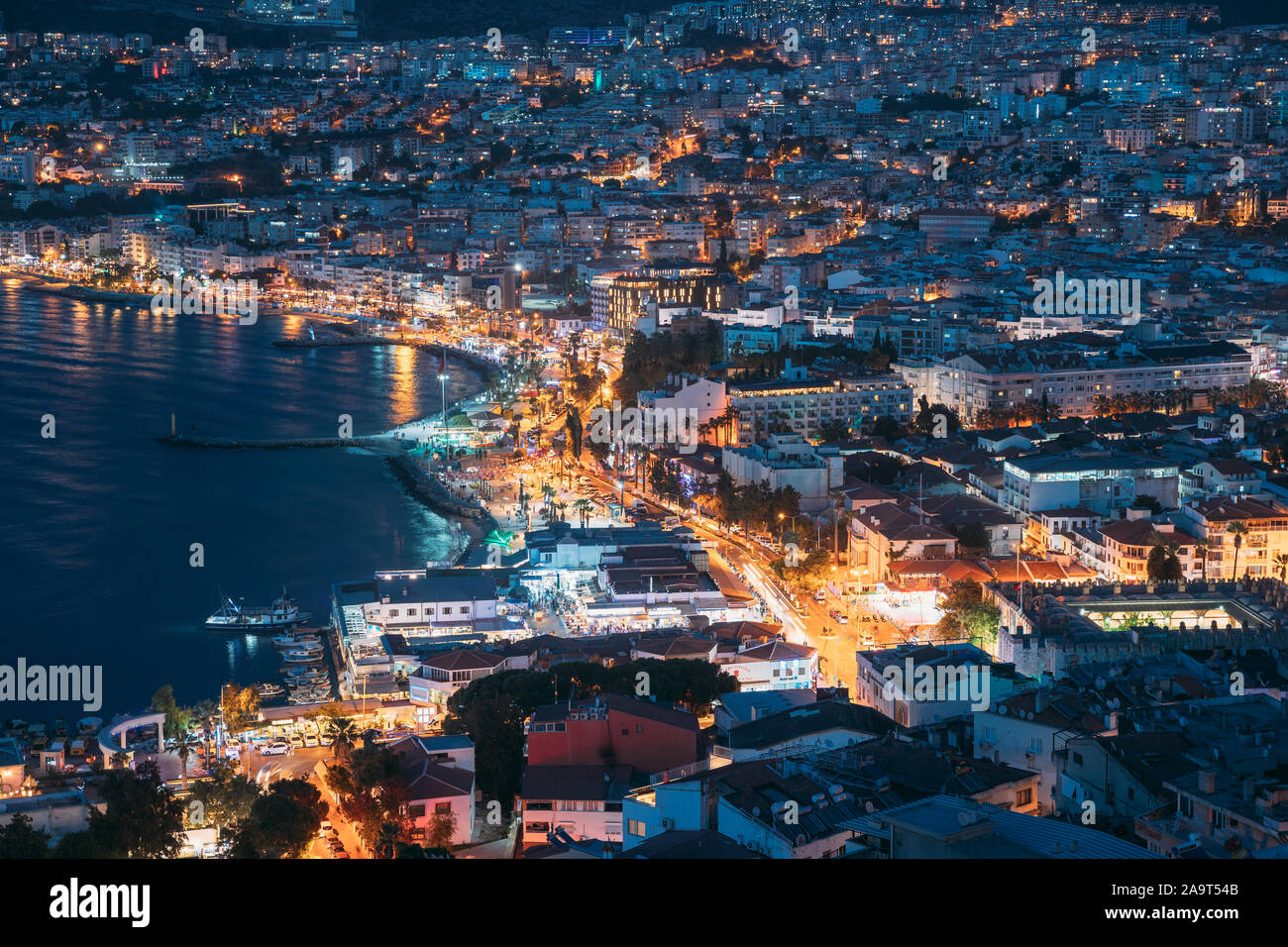 Provinz Aydin, Kusadasi, Türkei. Waterfront und Kusadasi Stadtbild im Sommer Abend. Nacht malerische Aussicht auf die Skyline von Kusadasi an der Küste der Ägäis, Türkei. Stockfoto