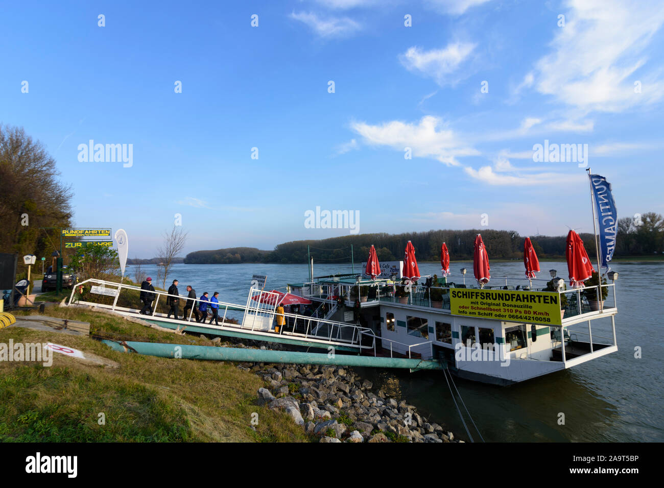 Nationalpark Donauauen Danube-Auen National Park: Donau (Donau) in Orth an der Donau, Schiff Cafe Struden, Weihnachtsmarkt am Schiff, Frachter Stockfoto