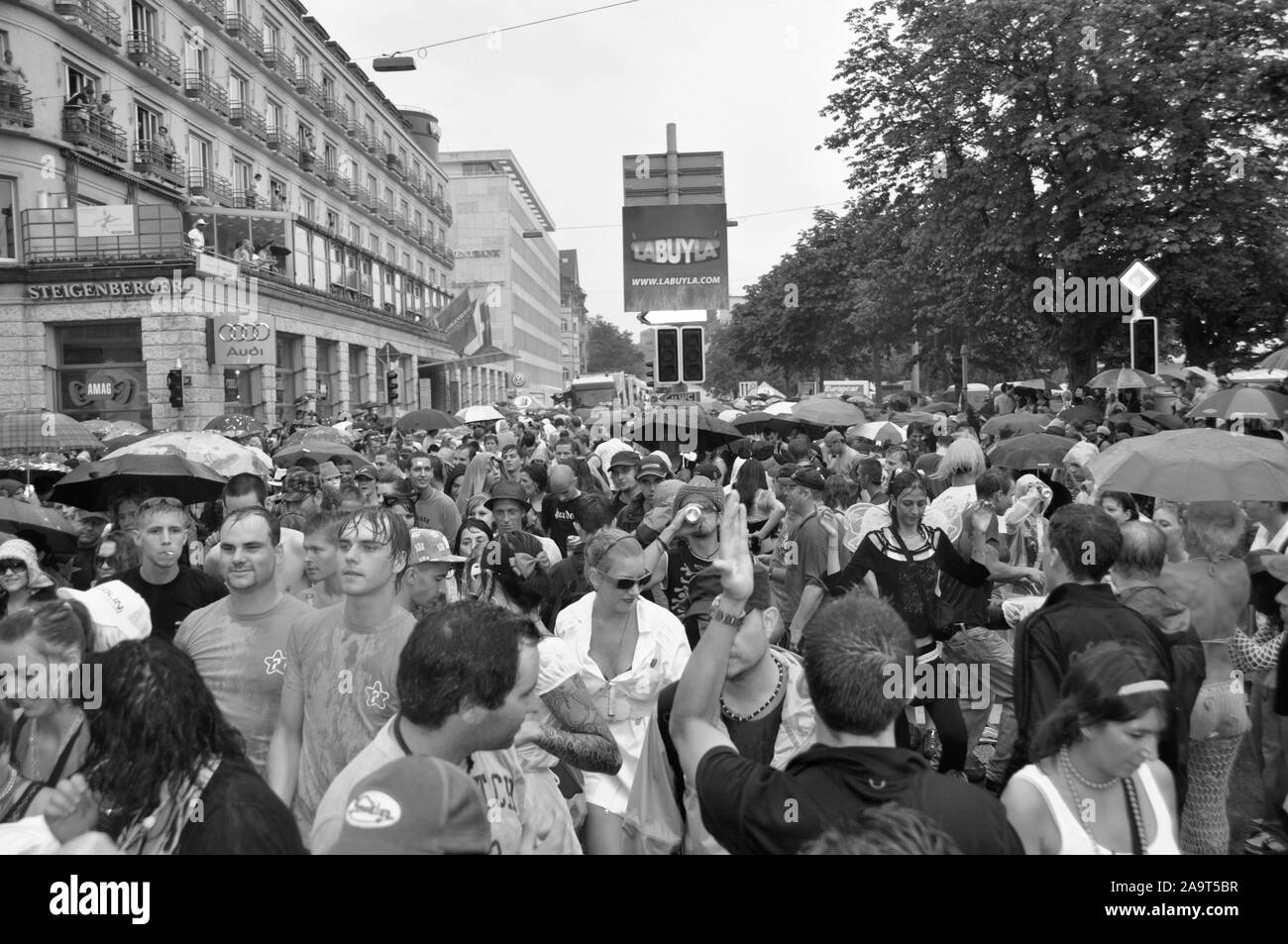 Rainparade: Massen von Menschen an der regnerischen Streetparade in Zürich Stockfoto