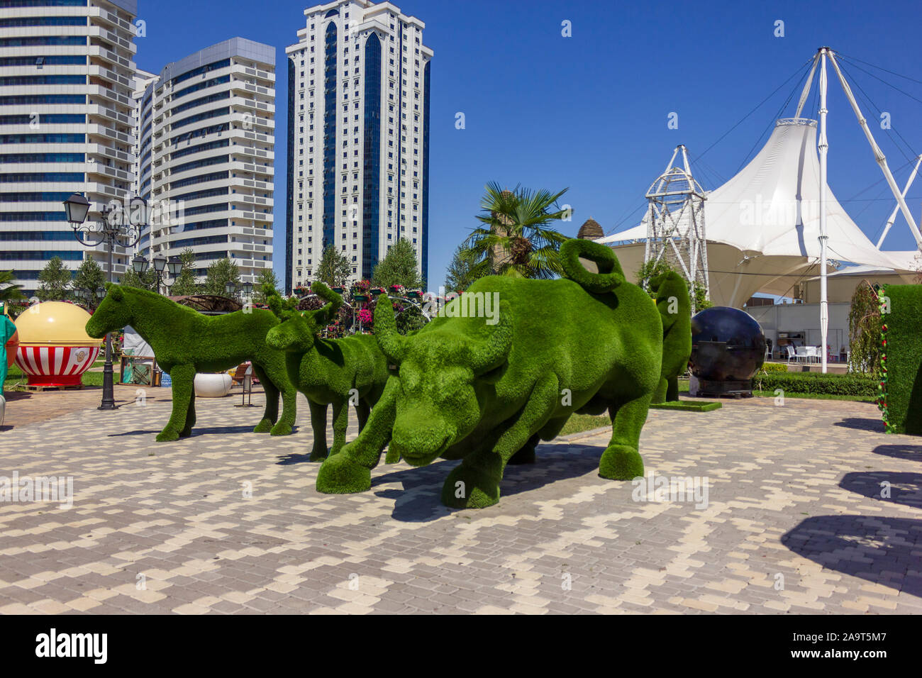 Grosny, Tschetschenien, Russland - 12 August, 2019: Grün Tier Skulpturen und dekorative Bögen in den Flower Park in der Mitte der südlichen Cit Stockfoto
