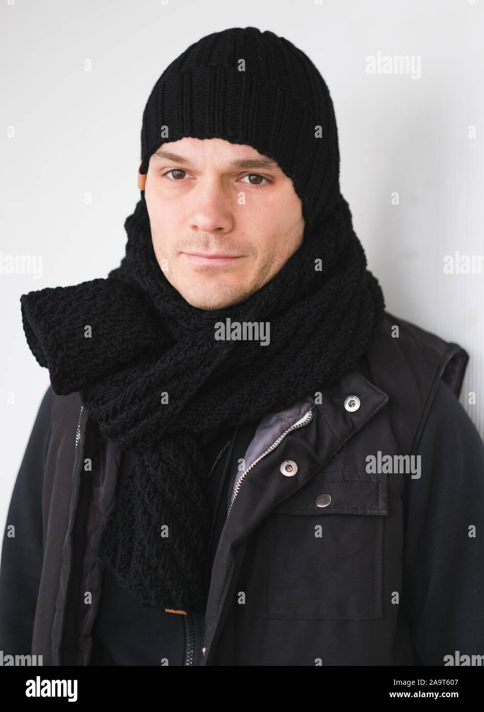 Cool mann im winter Mode. Das Tragen von Schal und Mütze stricken Stockfoto