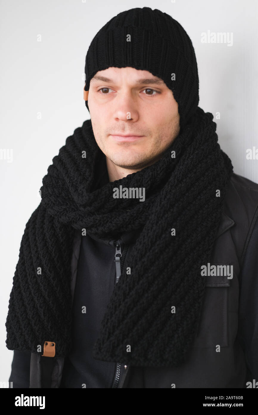 Cool mann im winter Mode. Das Tragen von Schal und Mütze stricken Stockfoto