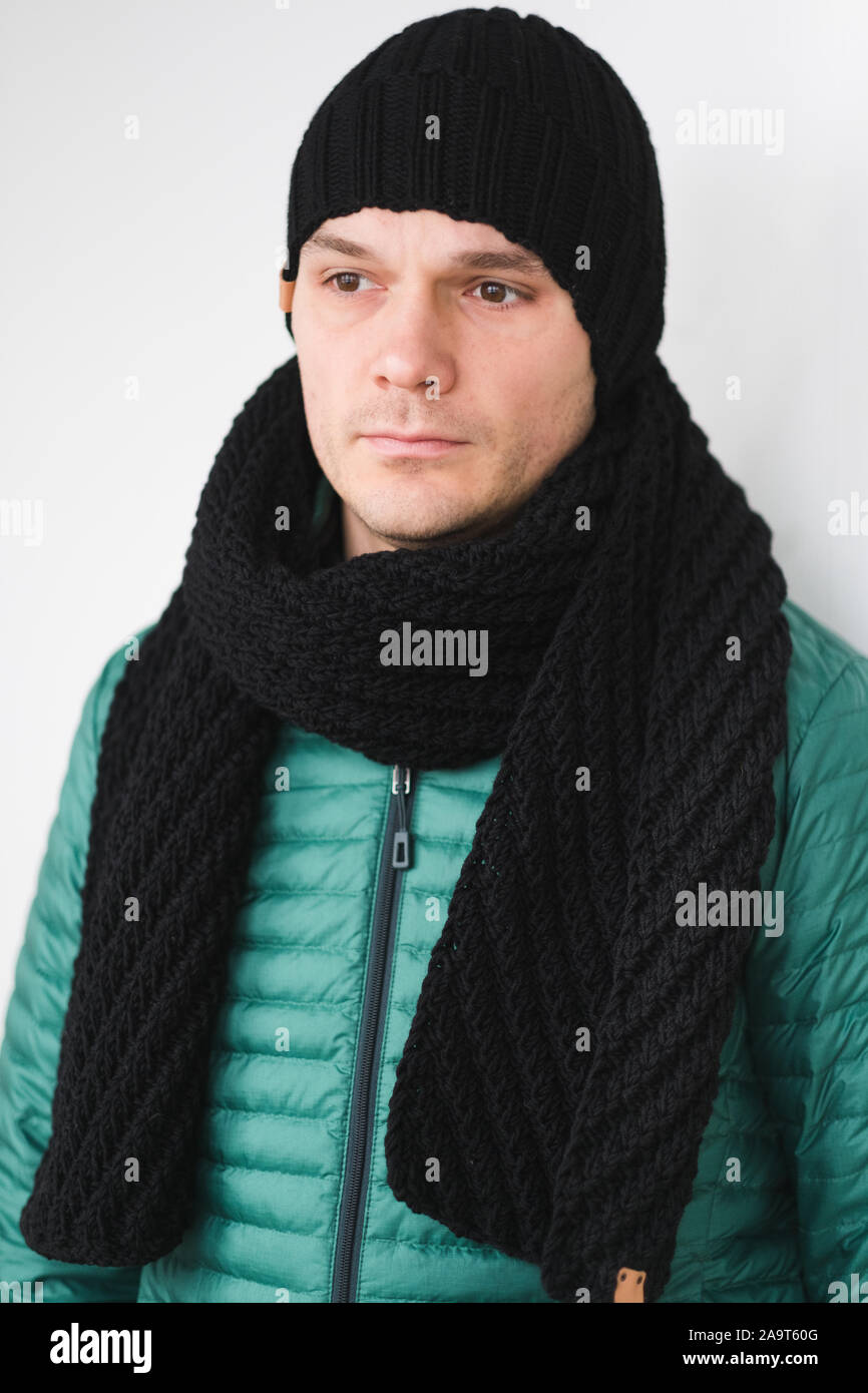 Cool mann im winter Mode. Das Tragen von Schal und Mütze stricken Stockfoto