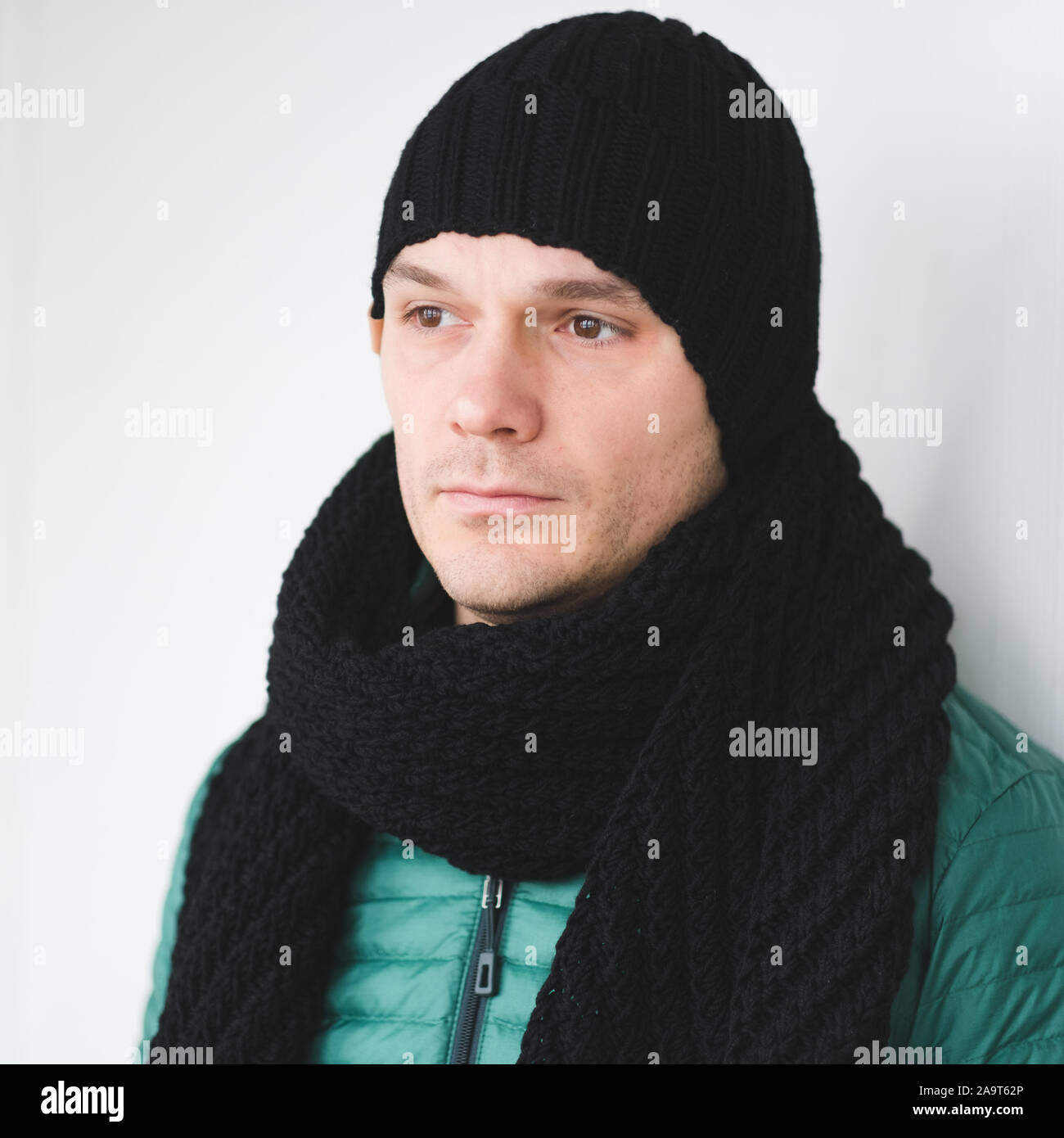 Cool mann im winter Mode. Das Tragen von Schal und Mütze stricken Stockfoto
