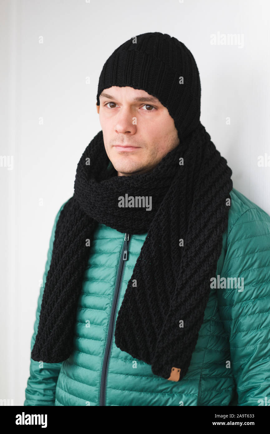 Cool mann im winter Mode. Das Tragen von Schal und Mütze stricken Stockfoto