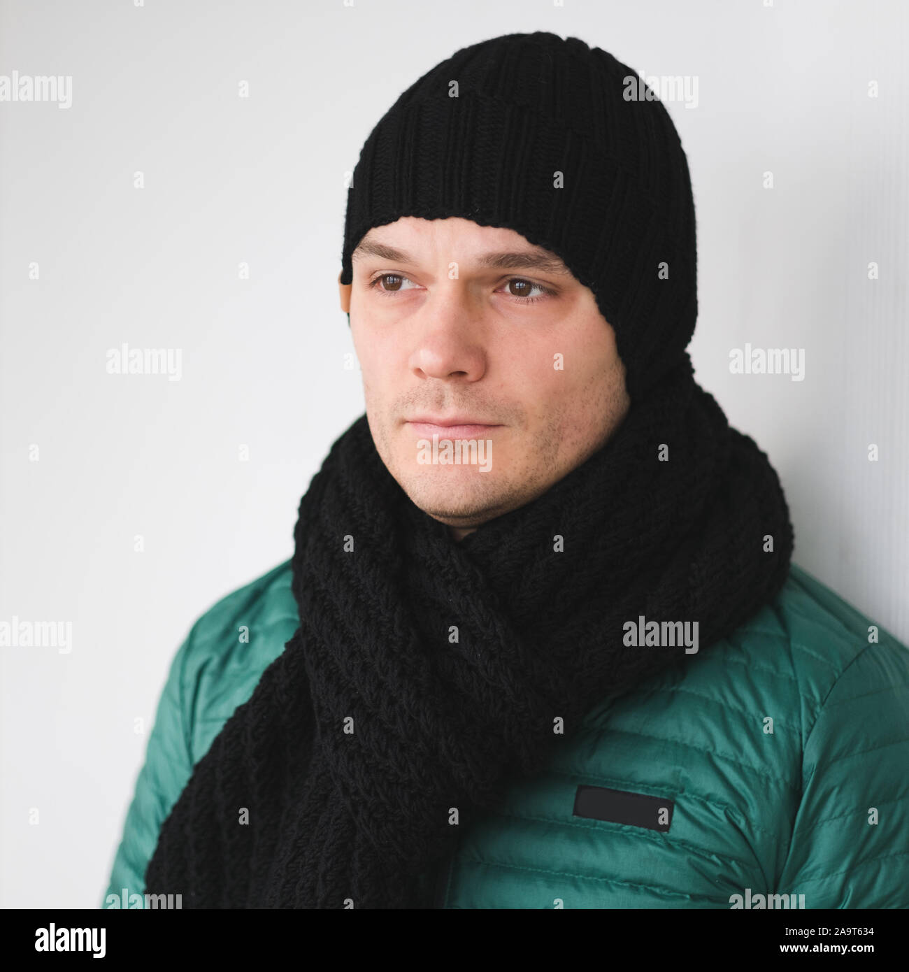 Cool mann im winter Mode. Das Tragen von Schal und Mütze stricken Stockfoto