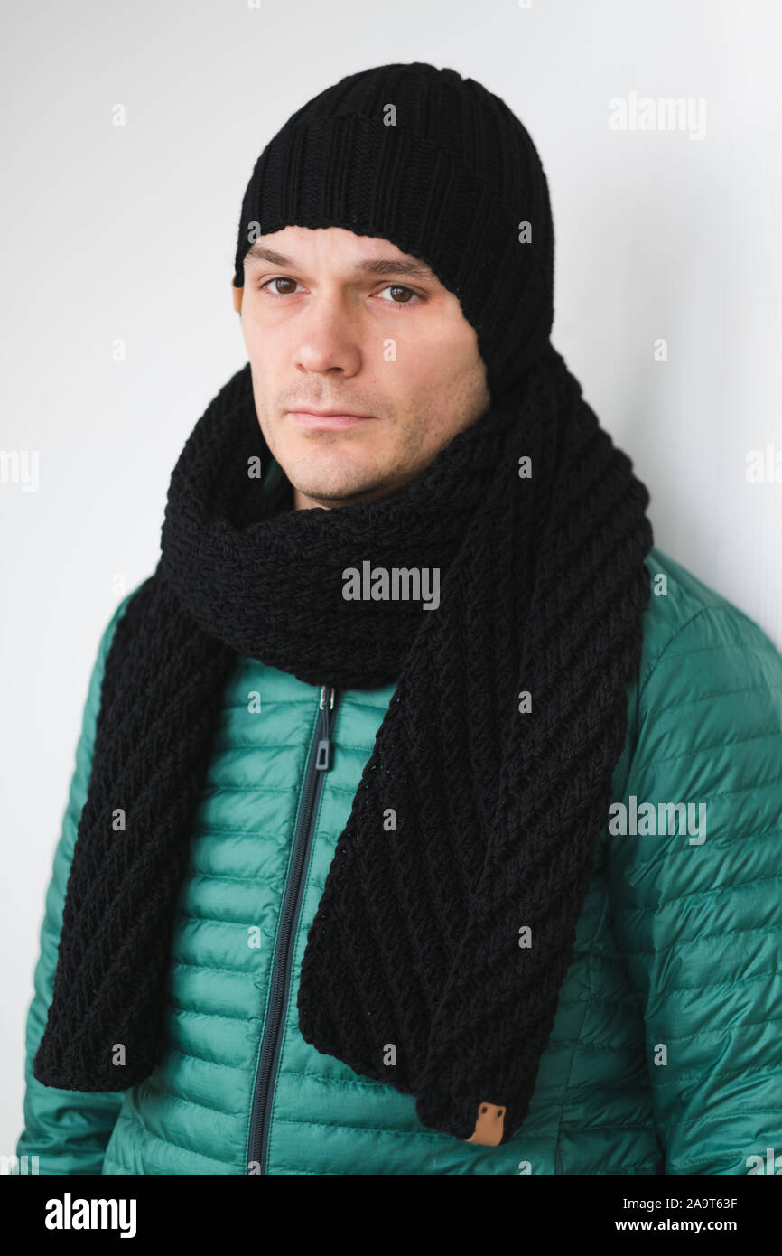 Cool mann im winter Mode. Das Tragen von Schal und Mütze stricken Stockfoto
