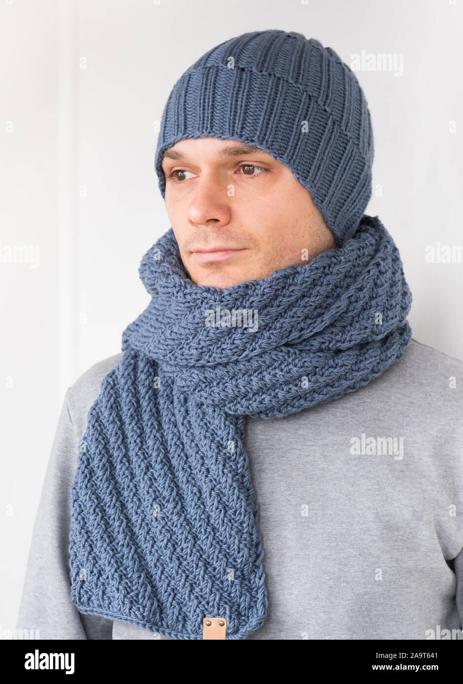 Cool mann im winter Mode. Das Tragen von Schal und Mütze stricken Stockfoto